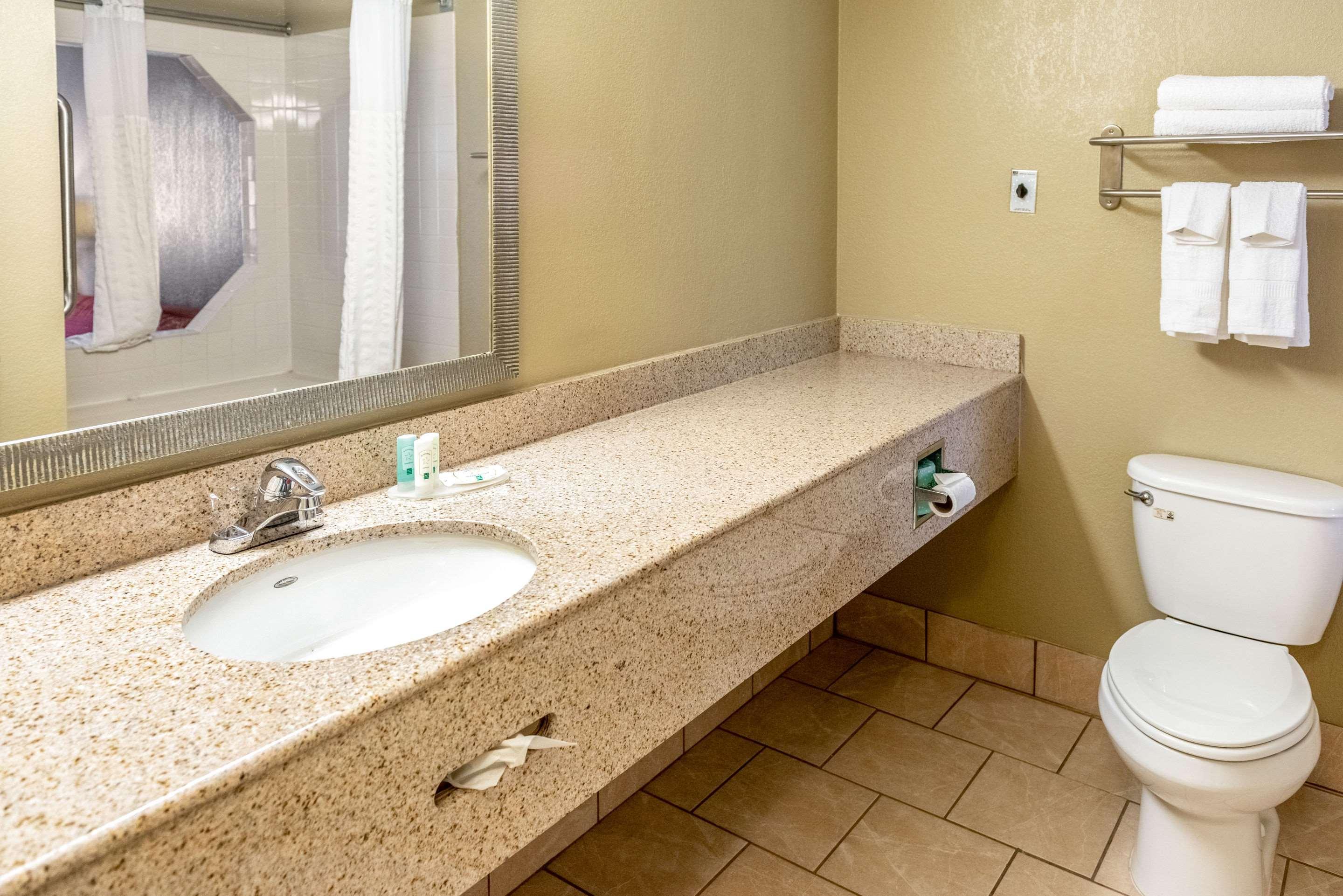 Quality Inn & Suites Seville Eksteriør billede