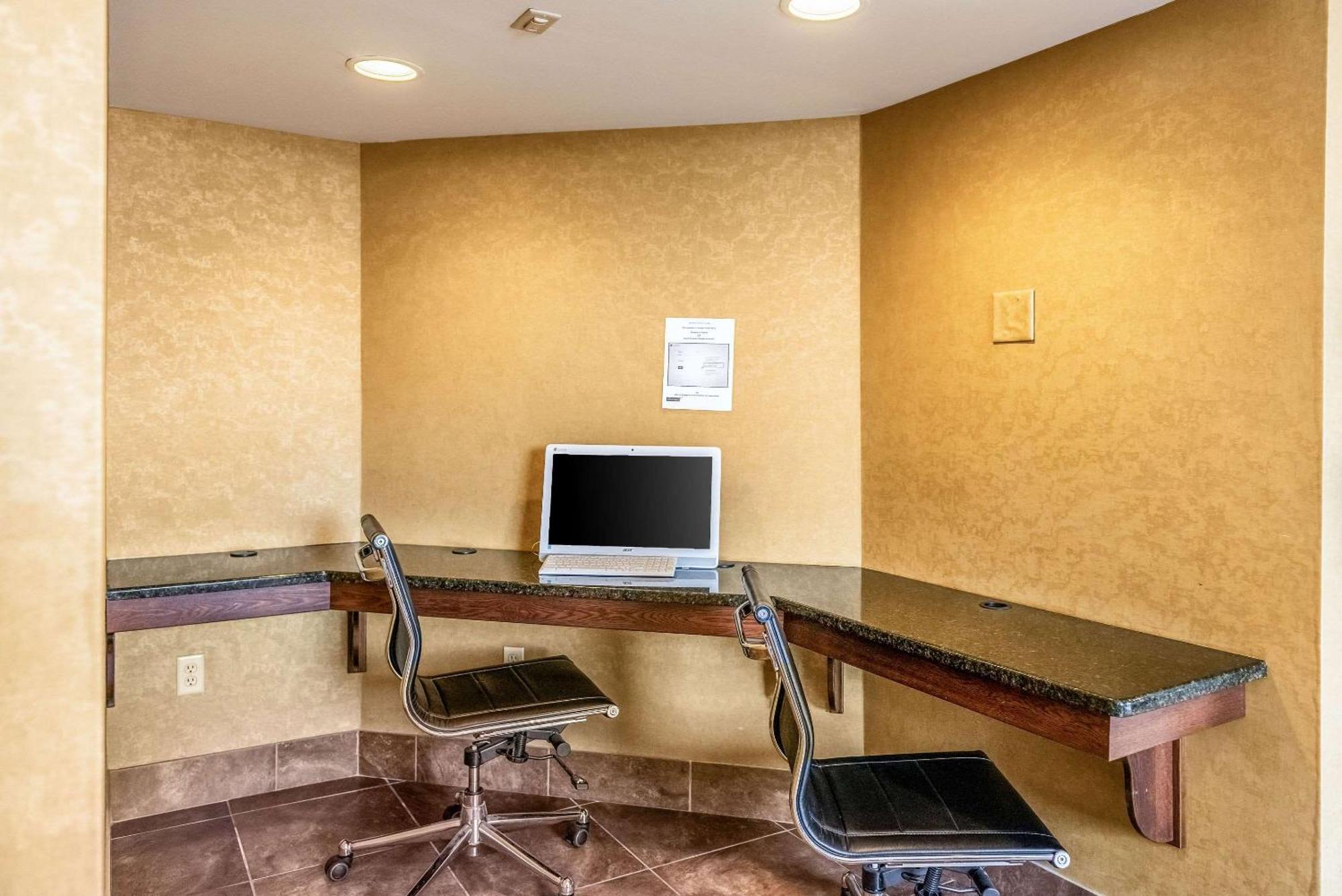 Quality Inn & Suites Seville Eksteriør billede
