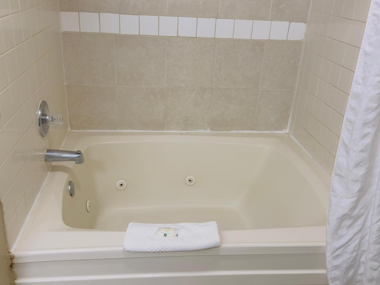 Quality Inn & Suites Seville Eksteriør billede